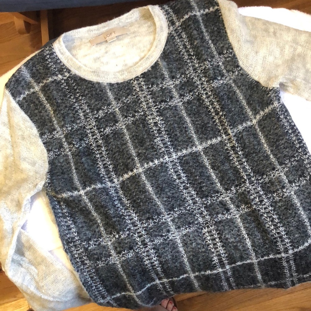 Grey patterned knit sweater from Loft. Size XS